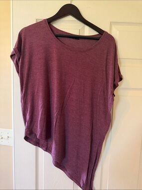 Asymmetric Hem Short Sleeve Tee in Plum